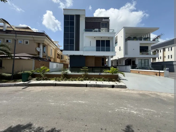 5 Bedroom fully detached duplex
