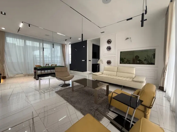 5 Bedroom fully detached duplex