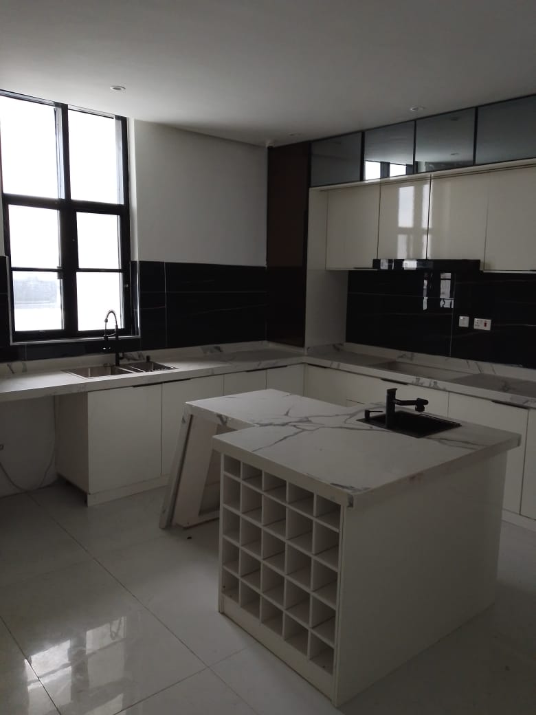 4 Bedroom Flat for SALE:
